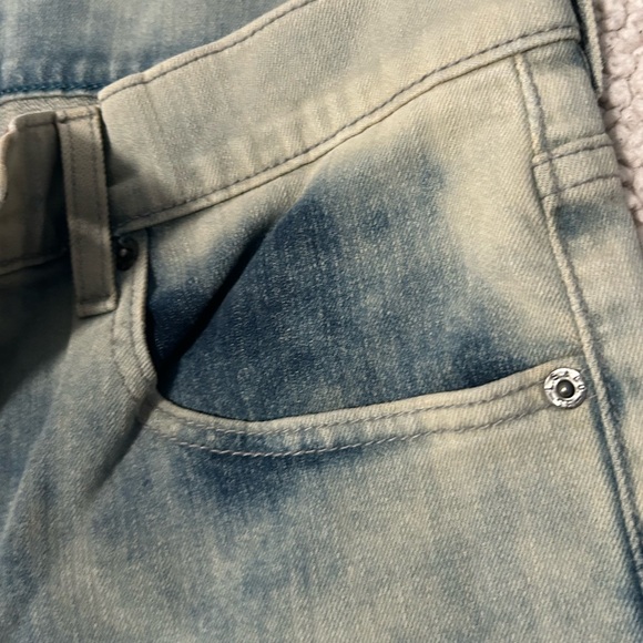 Skinny lightwash Levis - Picture 8 of 12